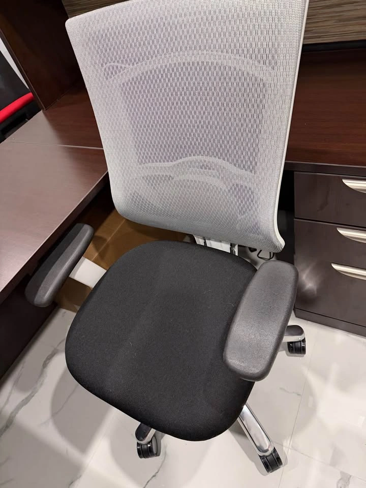 Executive Office Desk Setup – Desk + Hutch + 2 Monitors + Monito - photo 3