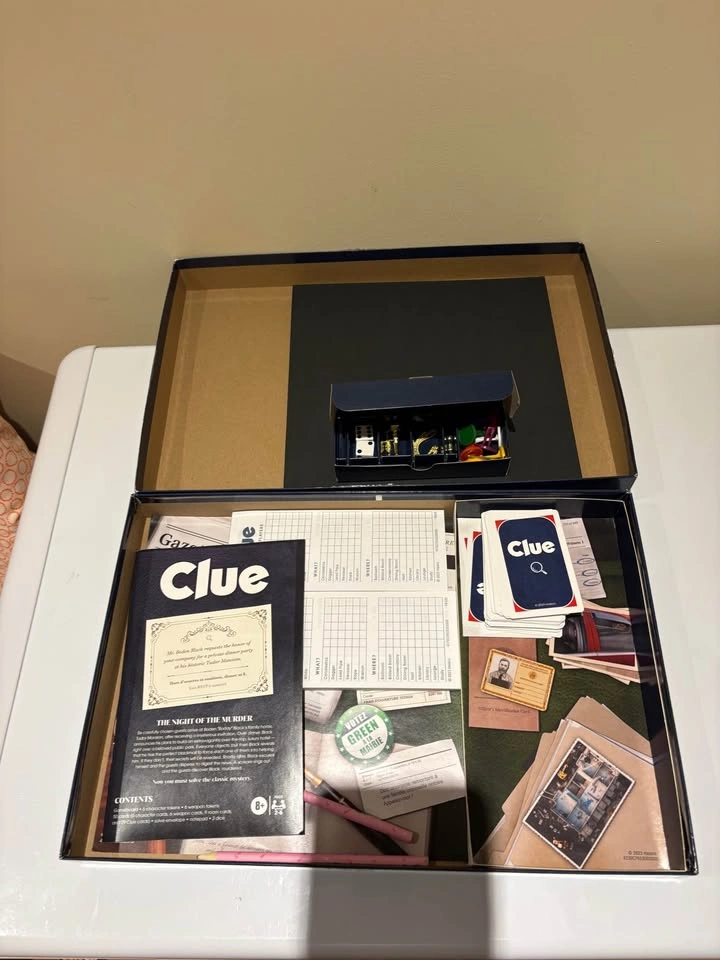 Clue Classic Mystery Board Game – Like New - photo 2