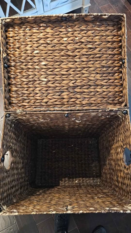 Laundry Hamper with Lid from Pier 1 - photo 5