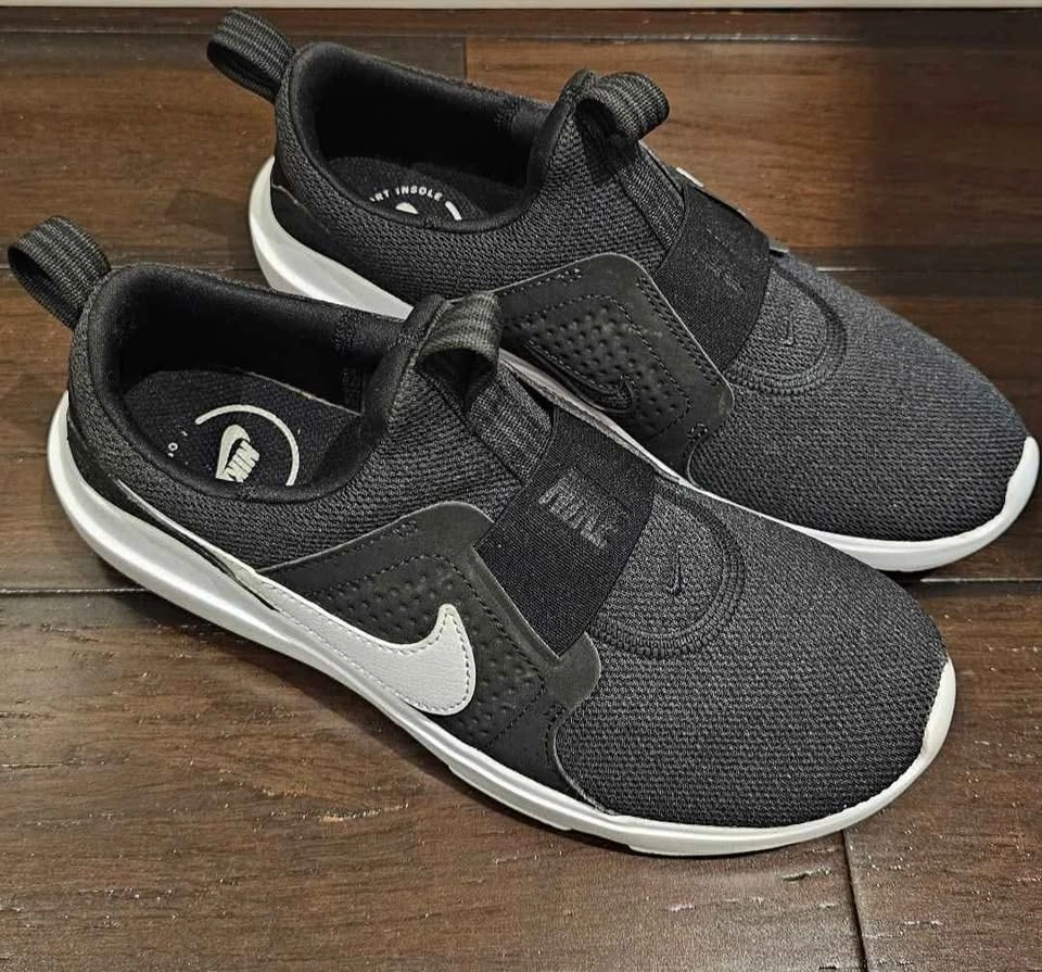 Women Nike Black and White Shoes - photo 3
