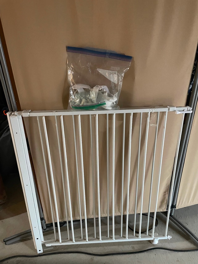 Metal Baby Safety Gate – Adjustable (White)