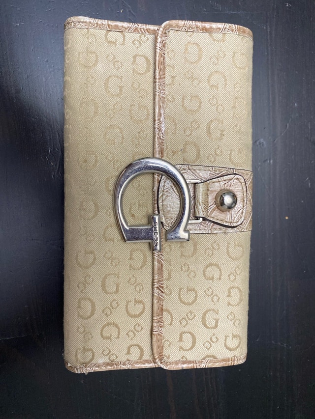 Used Guess wallet