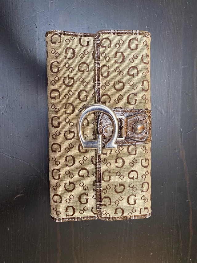 Used Guess wallet