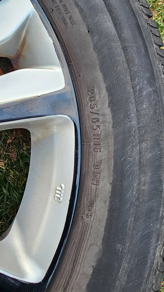 205/65/16 Uniroyal All Season Tires - Like New - photo 4