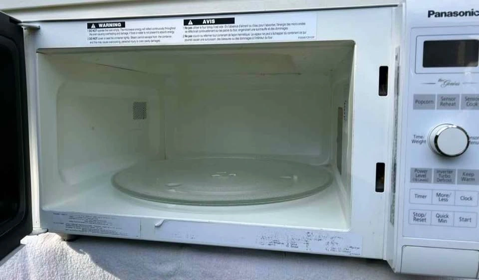 Panasonic 1.3 Cu Ft Microwave (LARGE) - photo 2
