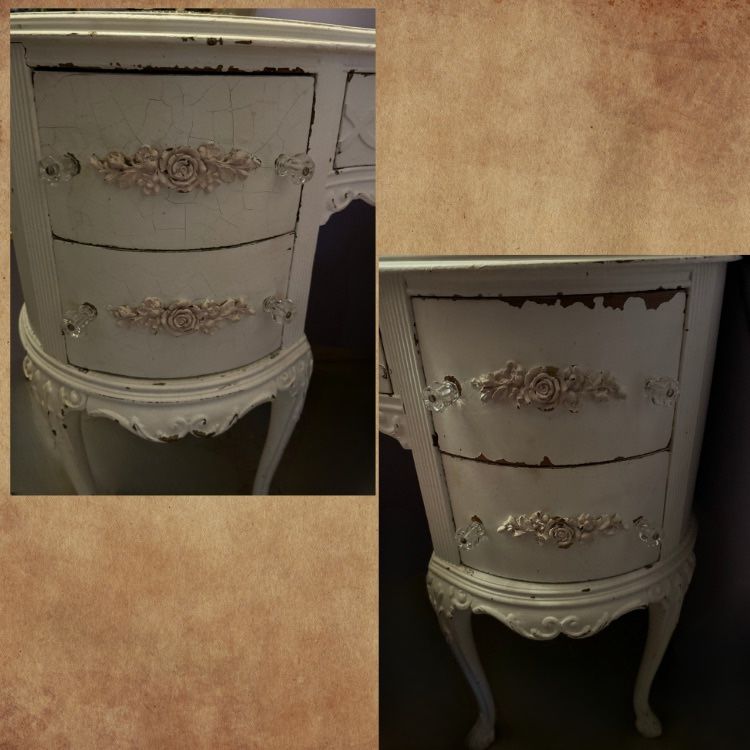 Vintage Vanity with Light Pink Appliqués - photo 3