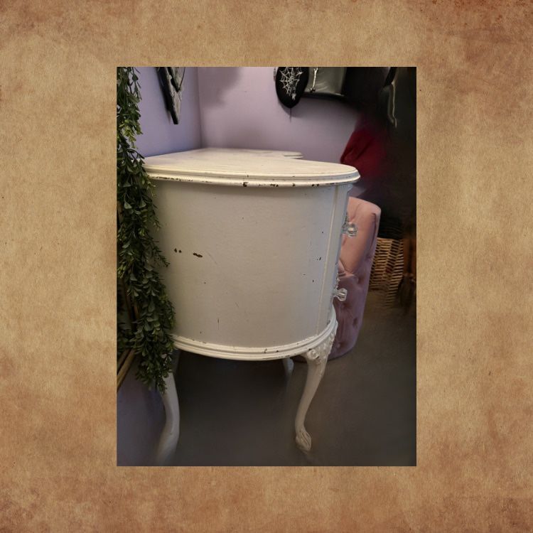 Vintage Vanity with Light Pink Appliqués - photo 4