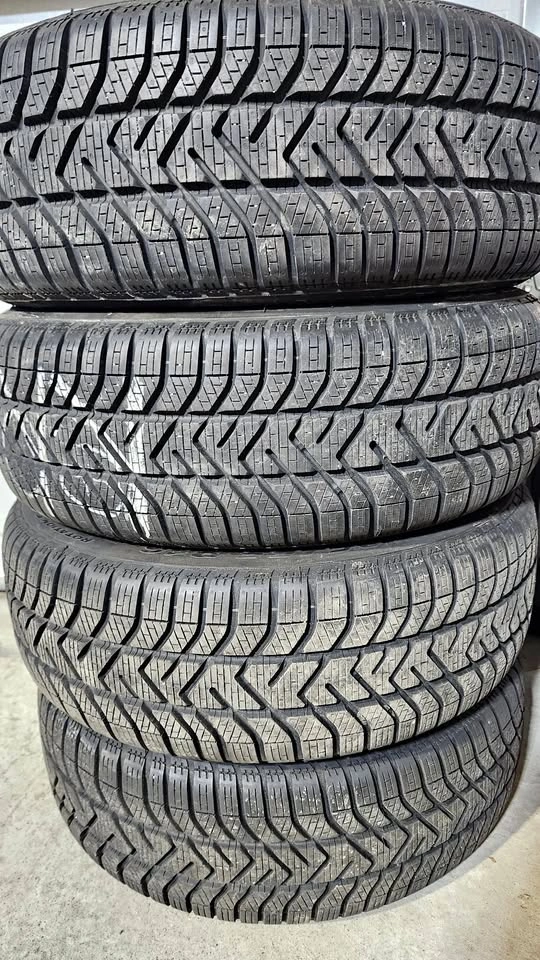 195/55/16 Pirelli Runflat Winter Tires - 95% Tread