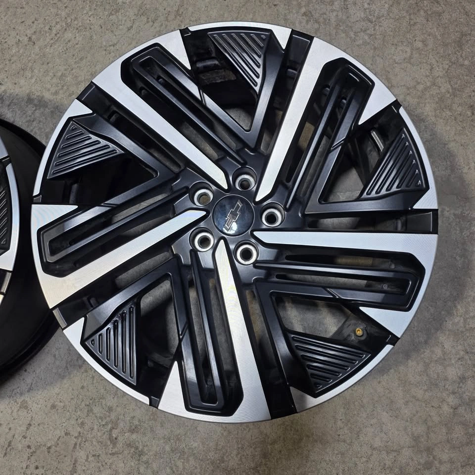 20" 2026 Chevy Equinox OEM Alloy Rims w/ TPMS (Set of 4) - photo 4
