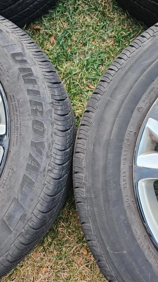 205/65/16 Uniroyal All Season Tires - Like New - photo 3