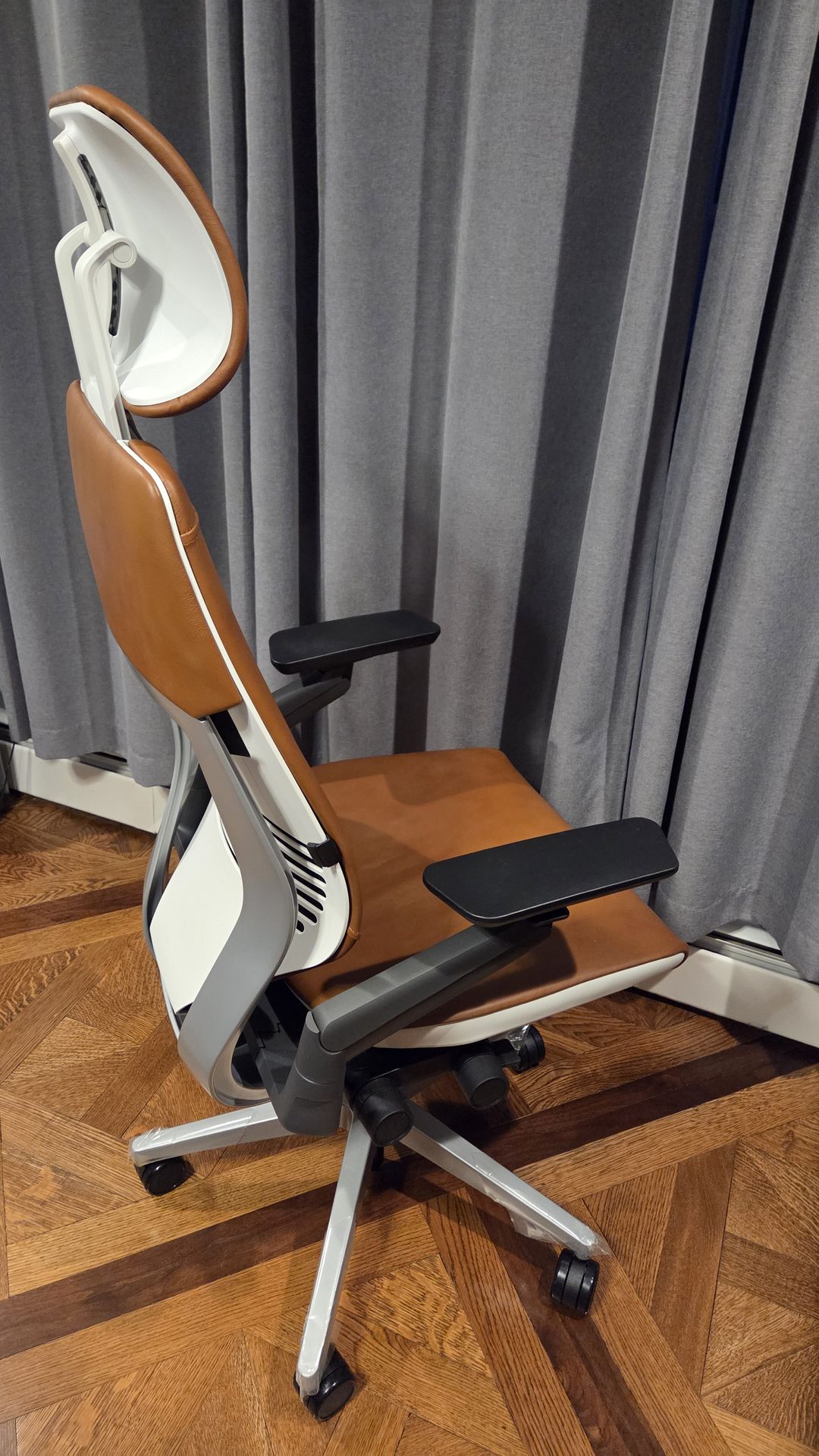 Steelcase Gesture Leather Office Chair w/ Headrest - photo 3