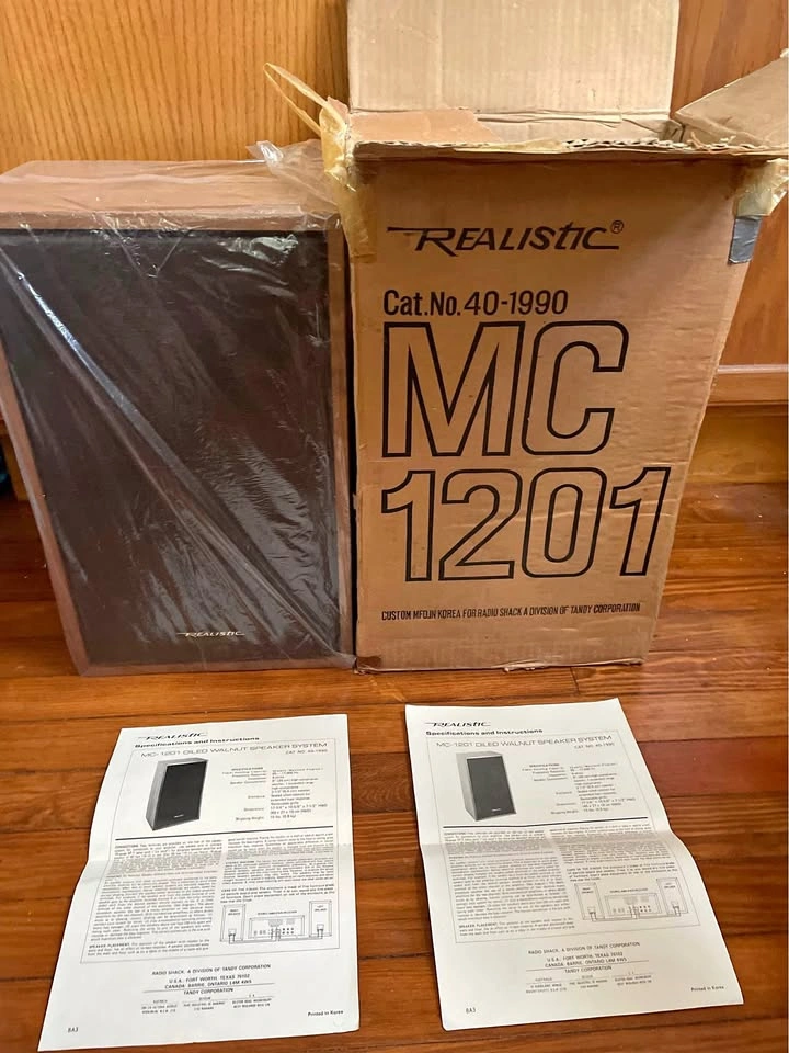Realistic MC-1201 40-1990 Walnut Speakers (Pair)