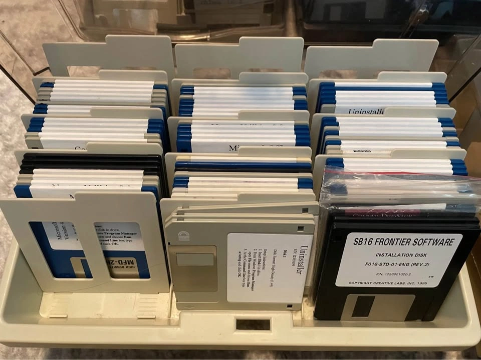 Large lot of Vintage Computer Hardware and Storage Cases - photo 2