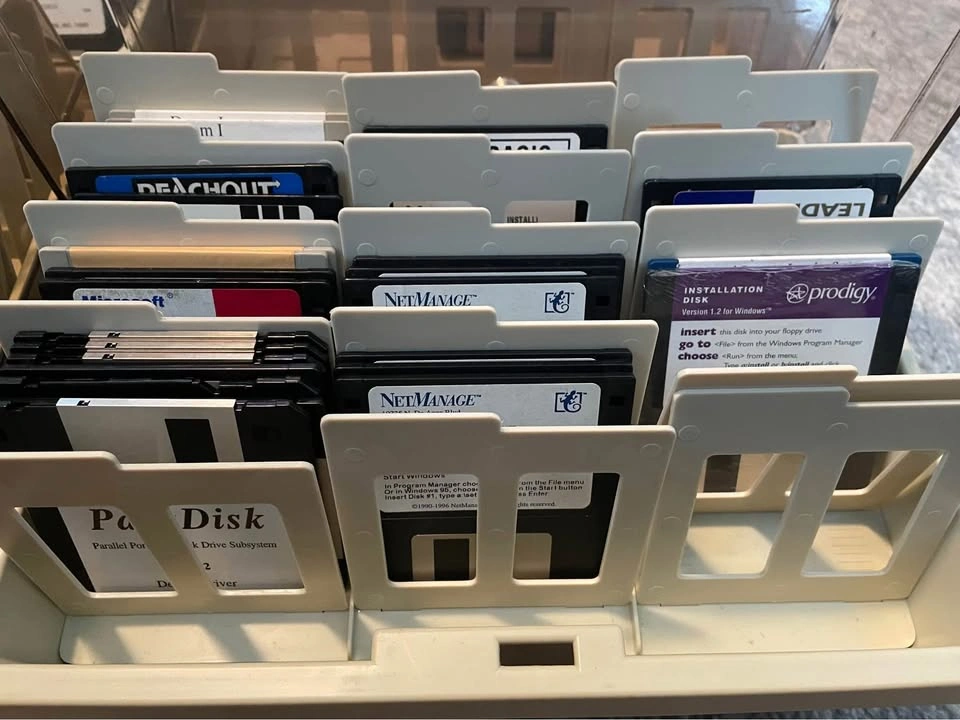 Large lot of Vintage Computer Hardware and Storage Cases - photo 3