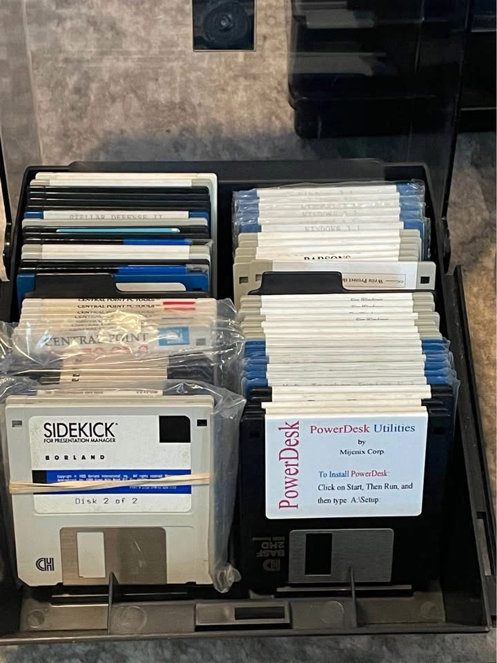 Large lot of Vintage Computer Hardware and Storage Cases - photo 4