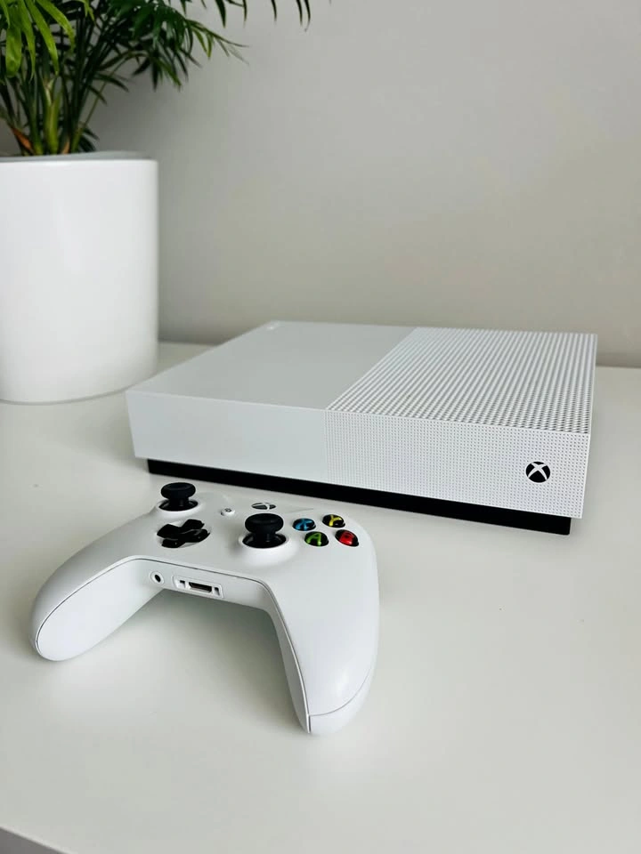 Xbox One S 1TB 4K UHD Digital Edition + Controller + Game