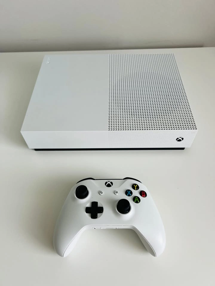 Xbox One S 1TB 4K UHD Digital Edition + Controller + Game - photo 2