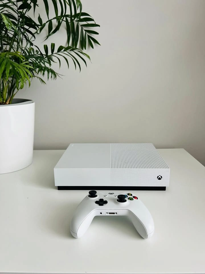 Xbox One S 1TB 4K UHD Digital Edition + Controller + Game - photo 4