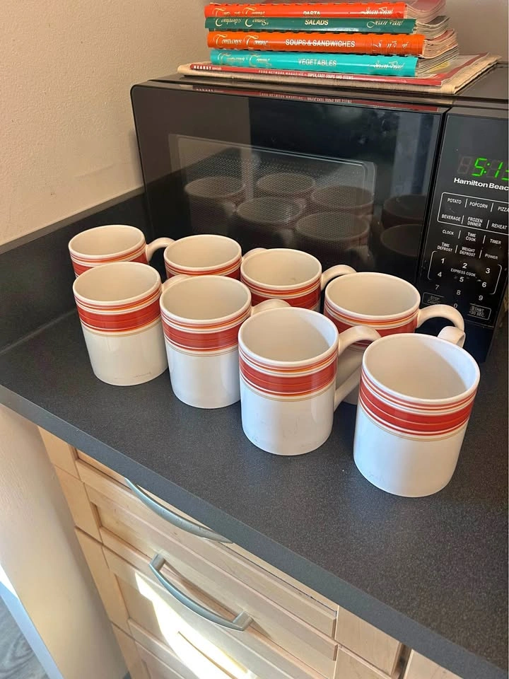 Set of 8 mugs