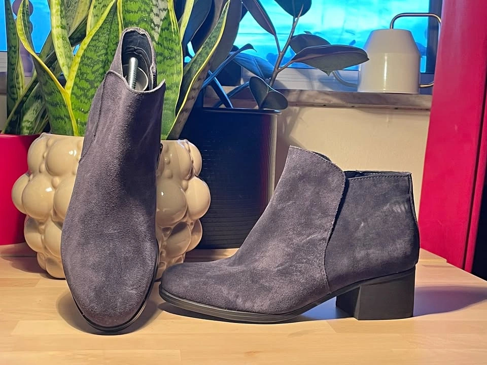 Navy Naturalizer Suede Boots - Size US 7