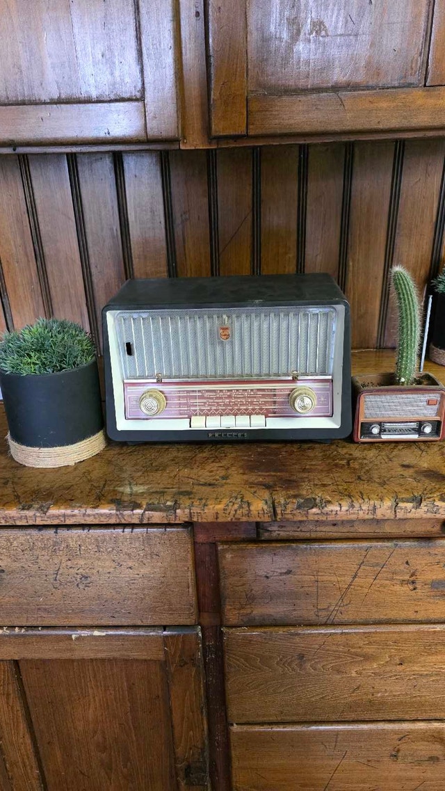 1958 Rare Phillips Bakelite Tube Radio Model B3X85