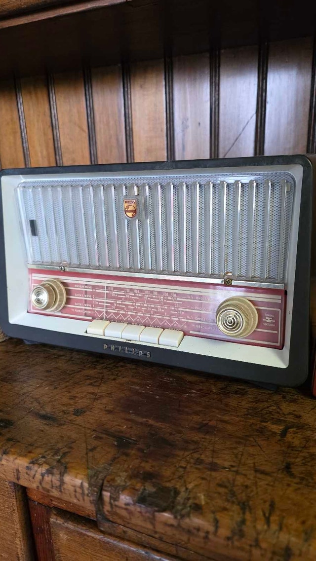 1958 Rare Phillips Bakelite Tube Radio Model B3X85 - photo 2