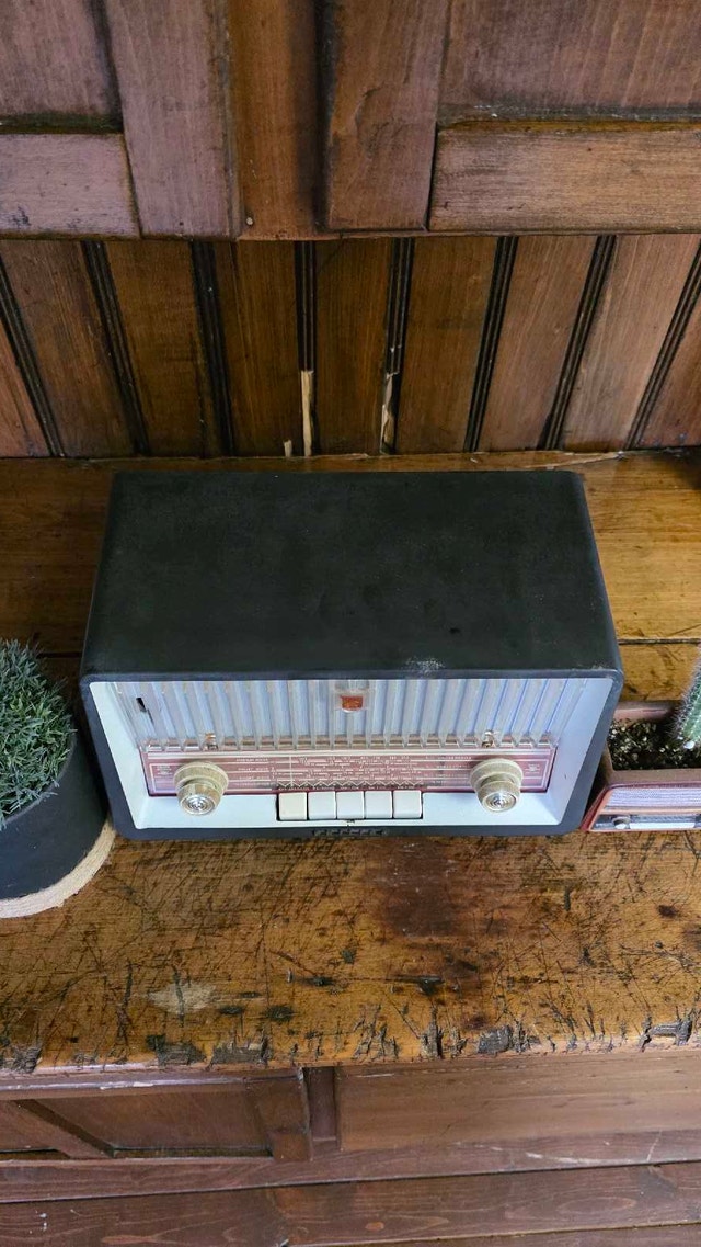 1958 Rare Phillips Bakelite Tube Radio Model B3X85 - photo 3