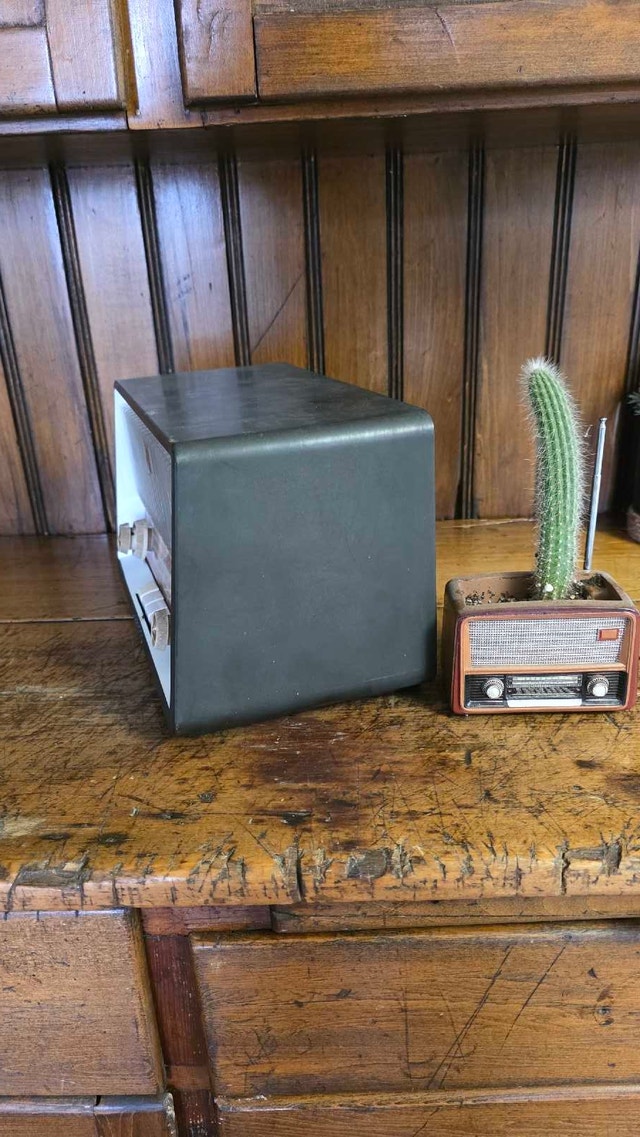 1958 Rare Phillips Bakelite Tube Radio Model B3X85 - photo 5