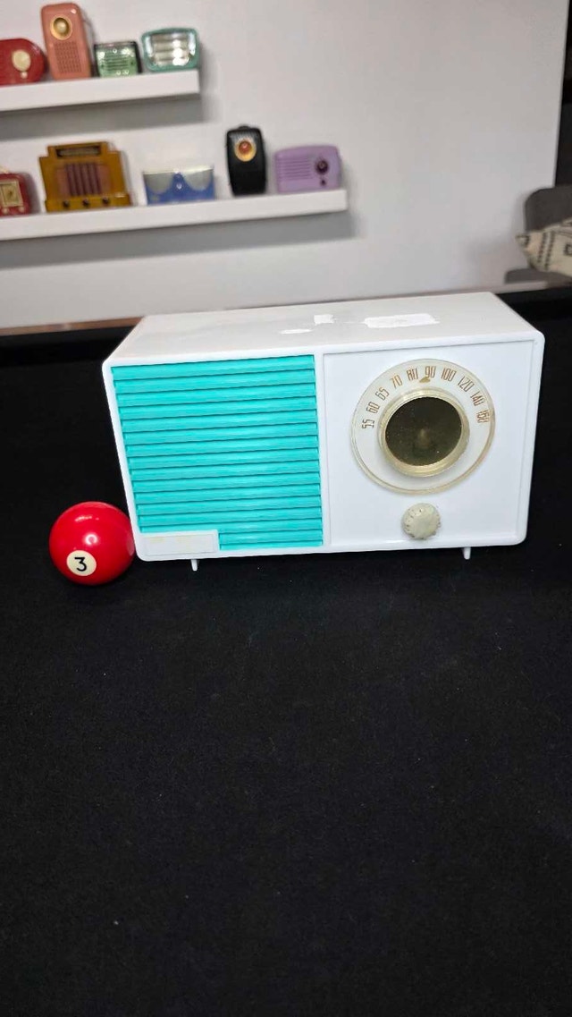 Antique Green & White plastic tube radio