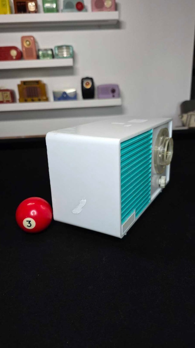 Antique Green & White plastic tube radio - photo 2
