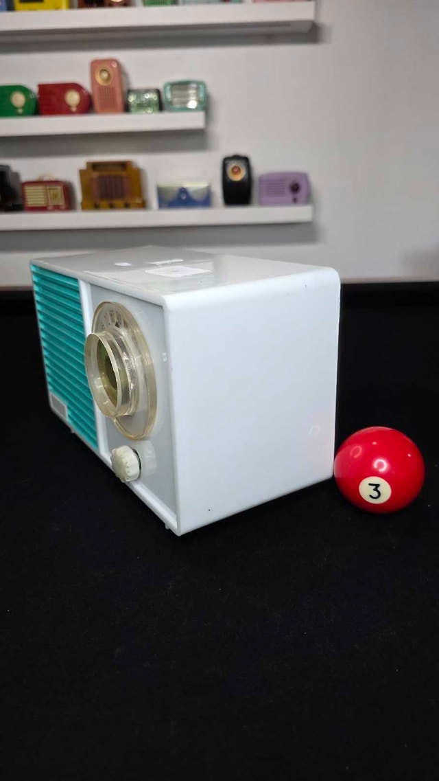 Antique Green & White plastic tube radio - photo 3