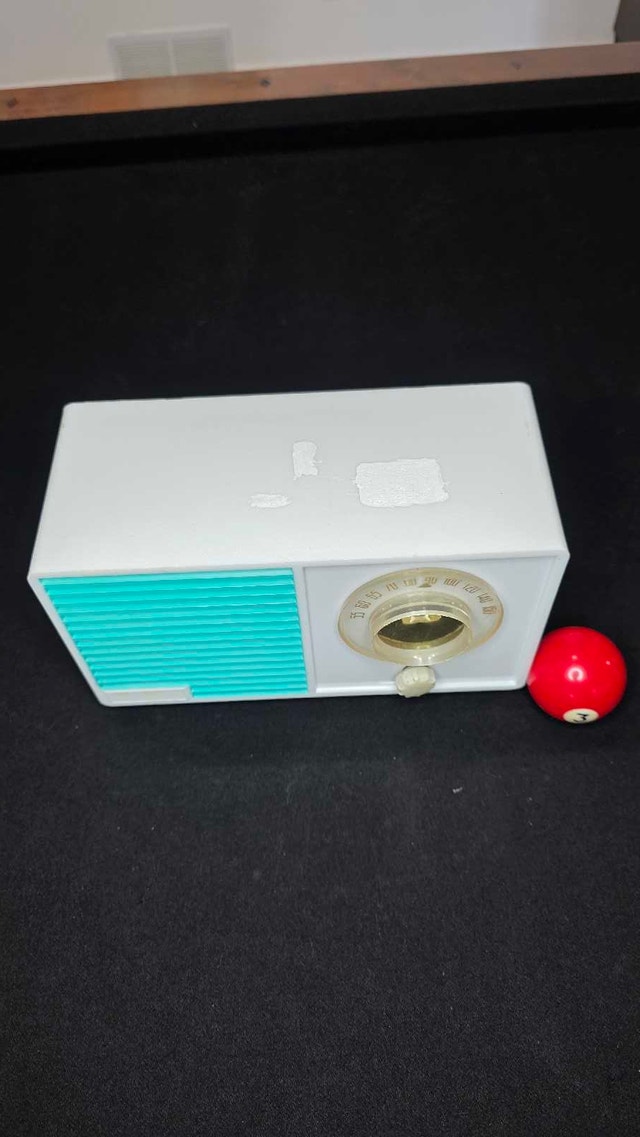 Antique Green & White plastic tube radio - photo 5
