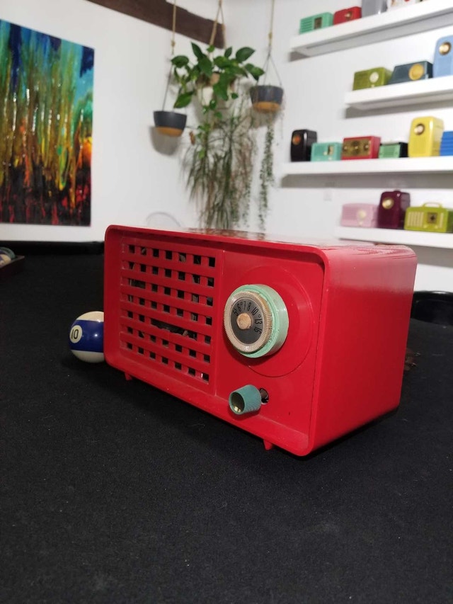 Electrohome RED Bakelite Antique Tube Radio - photo 2