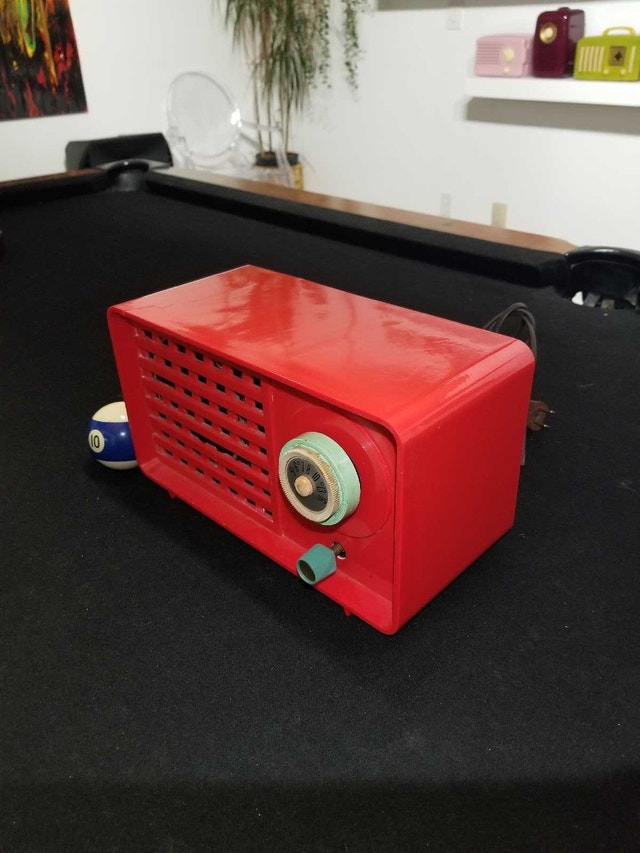 Electrohome RED Bakelite Antique Tube Radio - photo 3