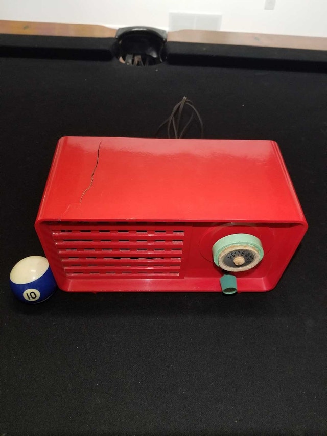 Electrohome RED Bakelite Antique Tube Radio - photo 4