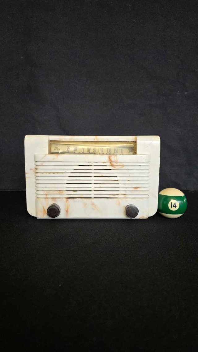 1948 General Electric BEETLE swirl bakelite radio C122