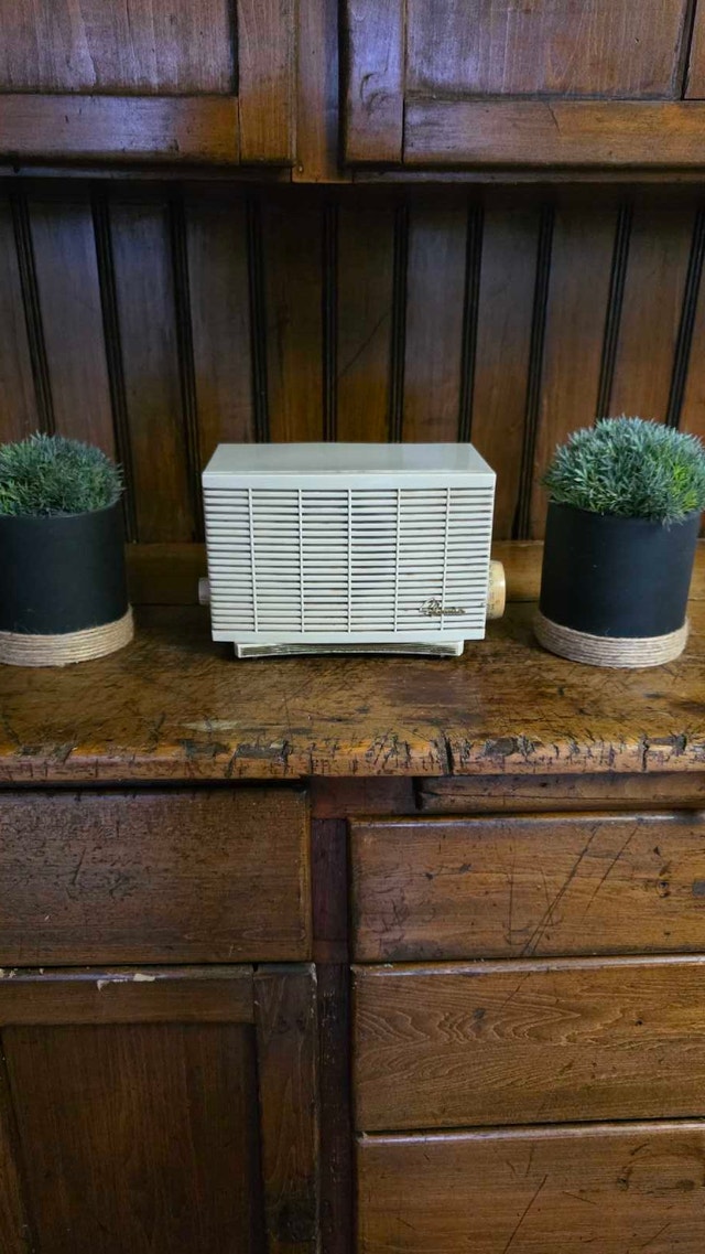 Sylvania White Bakelite Antique Tube Radio