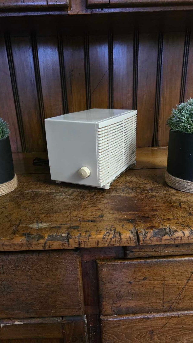 Sylvania White Bakelite Antique Tube Radio - photo 3