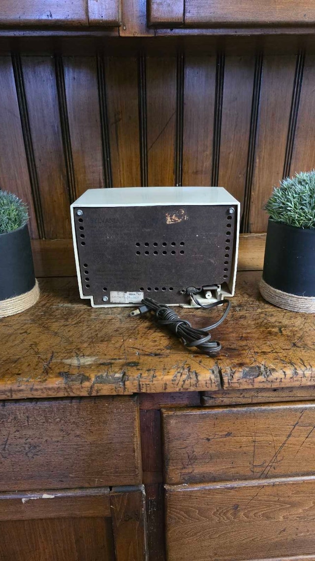 Sylvania White Bakelite Antique Tube Radio - photo 5