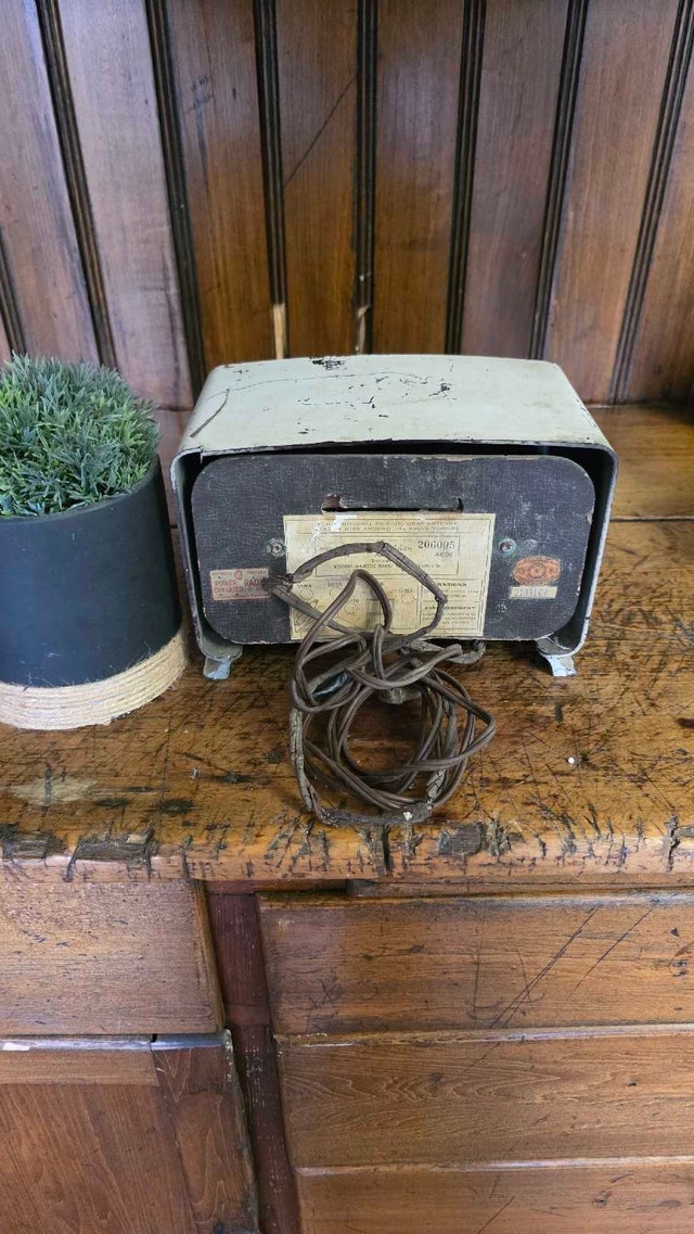 Rogers Majestic Bakelite Antique Tube Radio - photo 5
