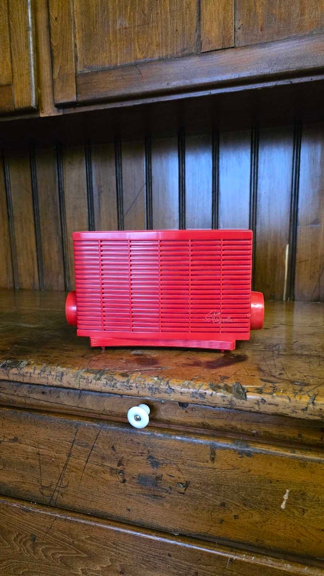 Sylvania RED Bakelite Antique Tube Radio *works*