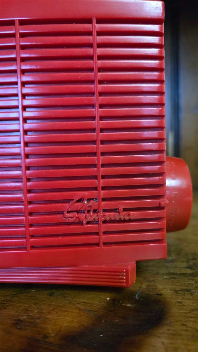Sylvania RED Bakelite Antique Tube Radio *works* - photo 2