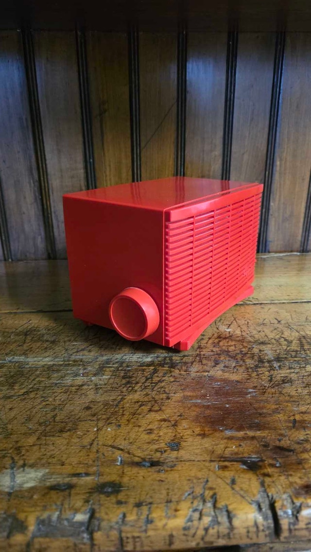 Sylvania RED Bakelite Antique Tube Radio *works* - photo 4
