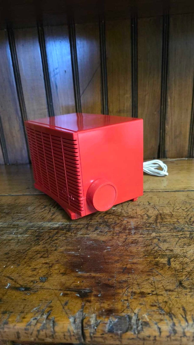Sylvania RED Bakelite Antique Tube Radio *works* - photo 5