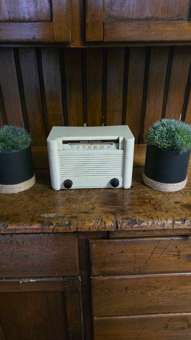 General Electric Antique Bakelite Tube Radio
