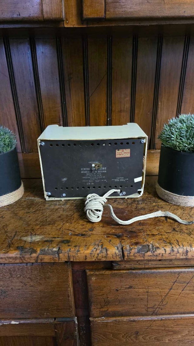 General Electric Antique Bakelite Tube Radio - photo 5