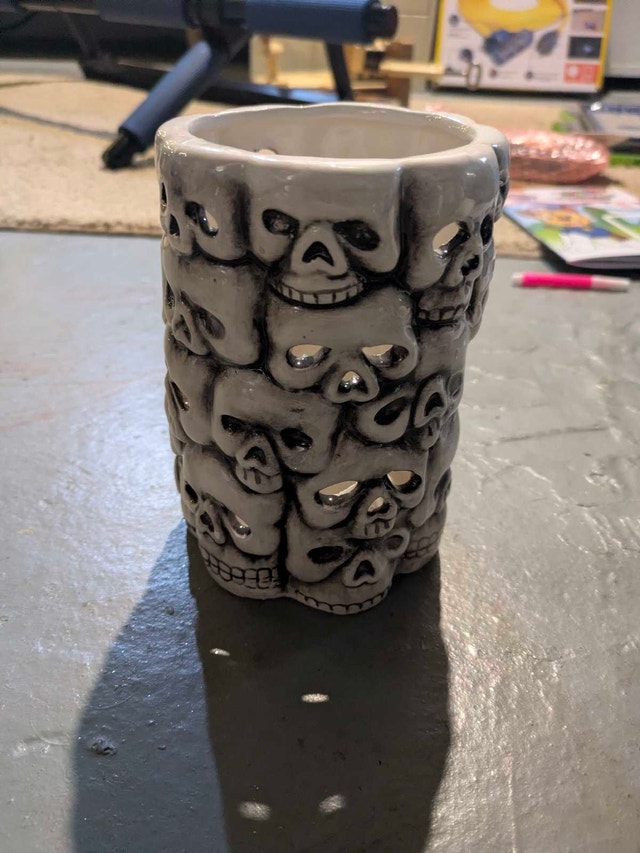Skull candle pot