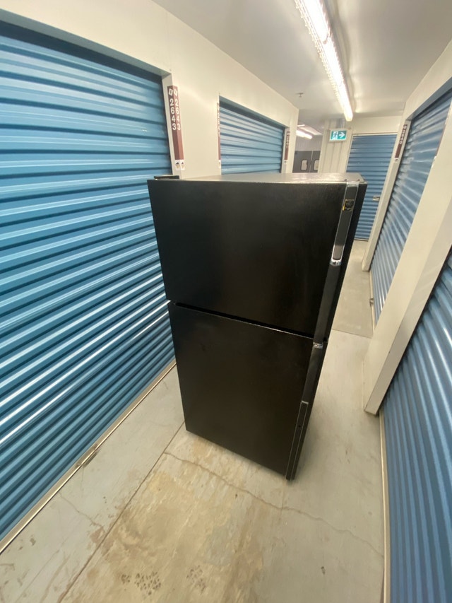 BLACK TOP FREEZER REFRIGERATOR - photo 3