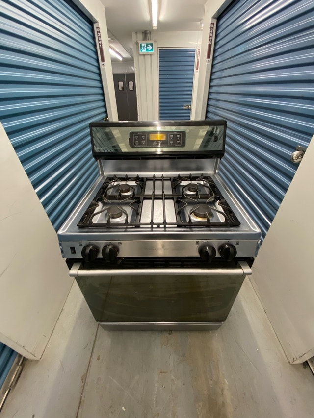 GE 30" Stainless Steel Gas Stove - 4 Burner