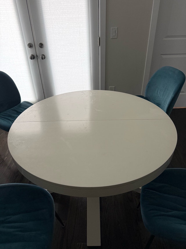 EQ3 Extendable Dining Table